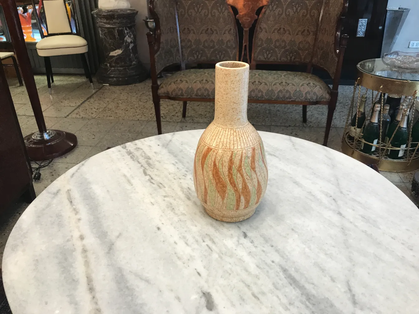 decorativa cerámica antigua con tonos naranjas y verdes