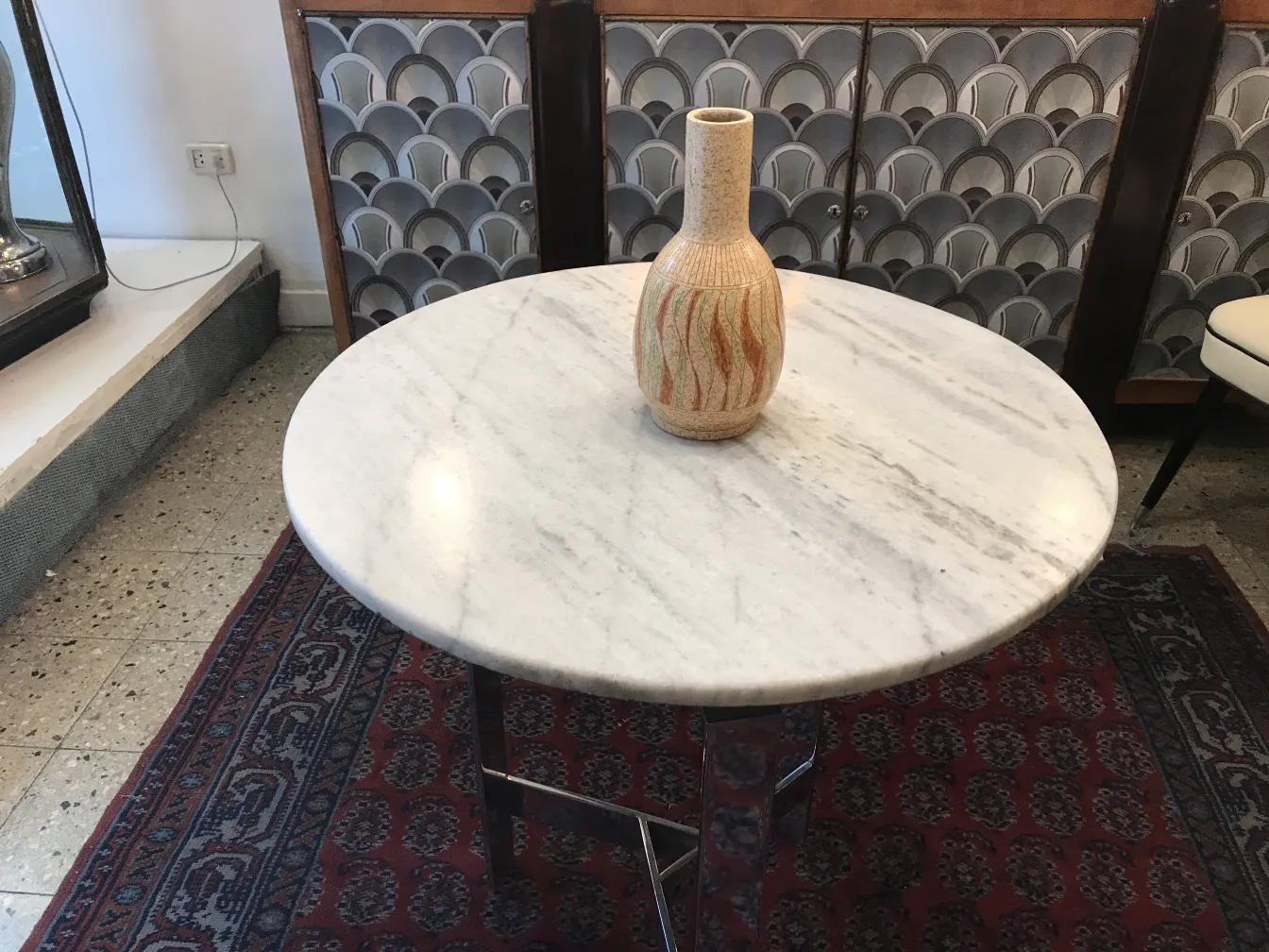 Vaso di ceramica antica su un tavolo in marmo