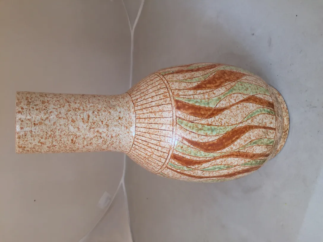 Vaso de cerâmica antiga com design natural em tons marrons e verdes