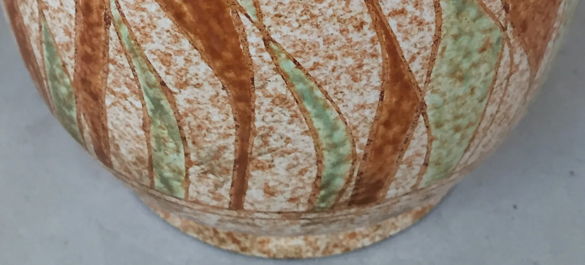 Vaso di ceramica antica con strisce decorative in terracotta e verde