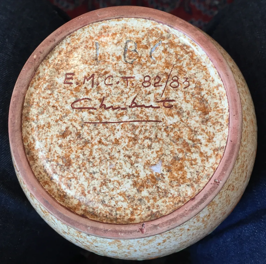 Céramique ancienne avec signature, base ronde et design clair