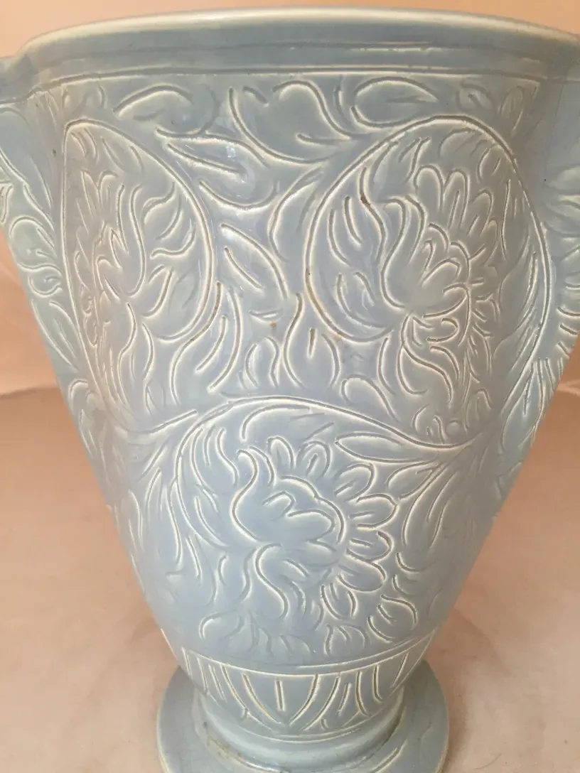 Antiga cerâmica Beswick azul com design floral.