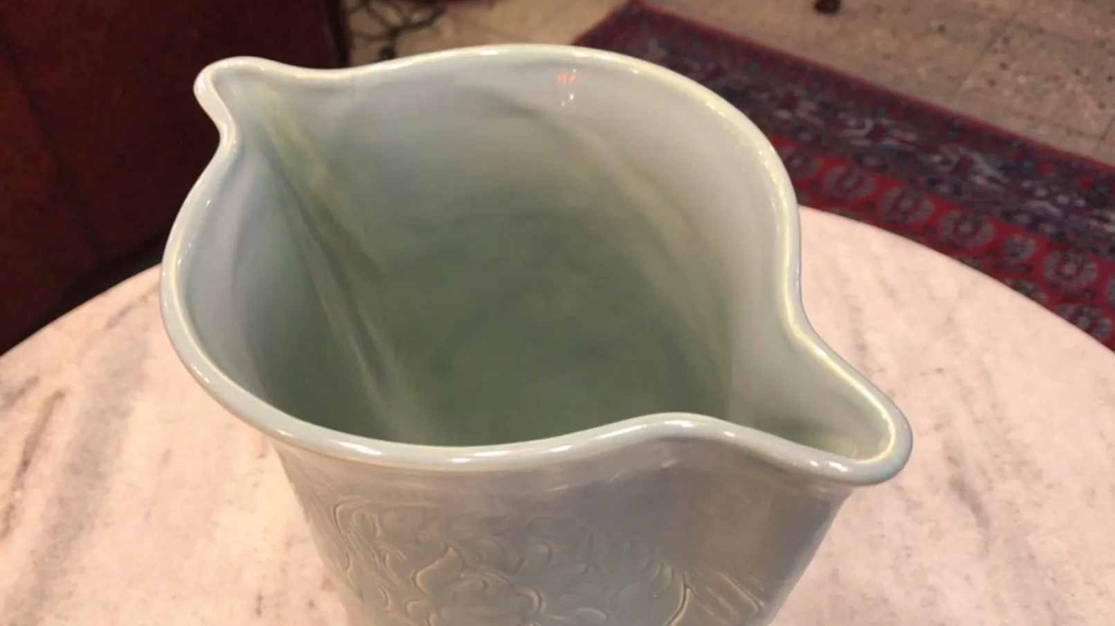 有機的な曲線を持つ古代の陶器の水差し