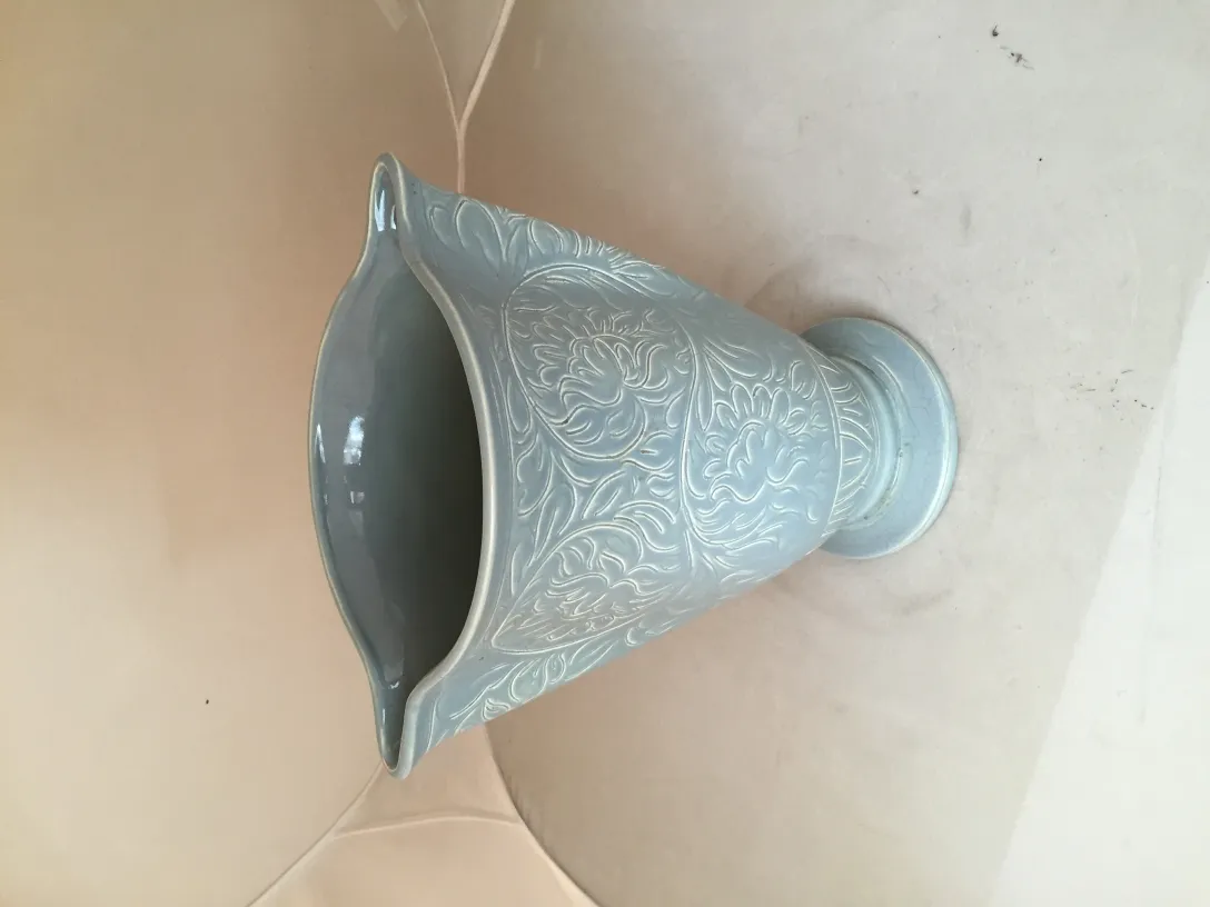 古董陶瓷，带有浅蓝色花卉设计