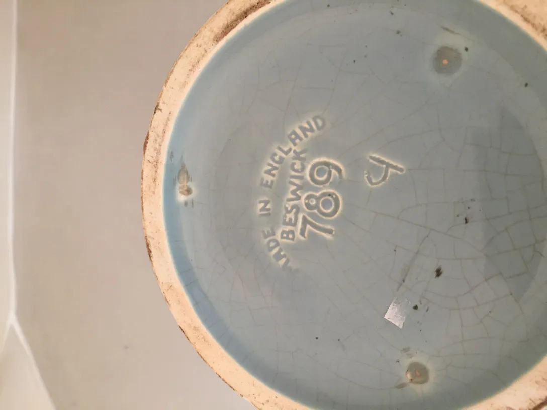 고풍스러운 파란색 도 ceramics 바닥에 마크가 있습니다.