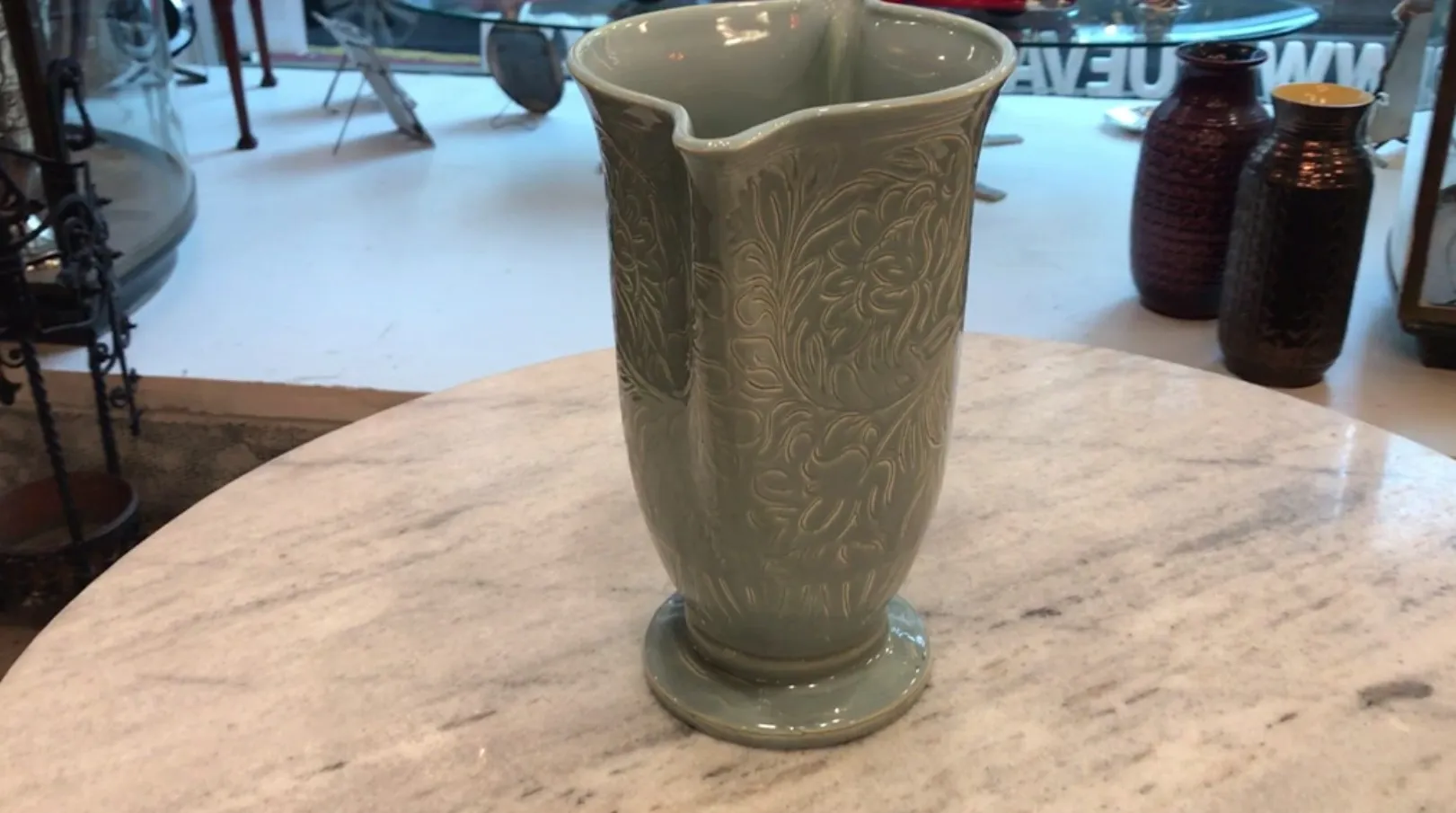 Antike dekorative Keramik in Grün, elegante Form.