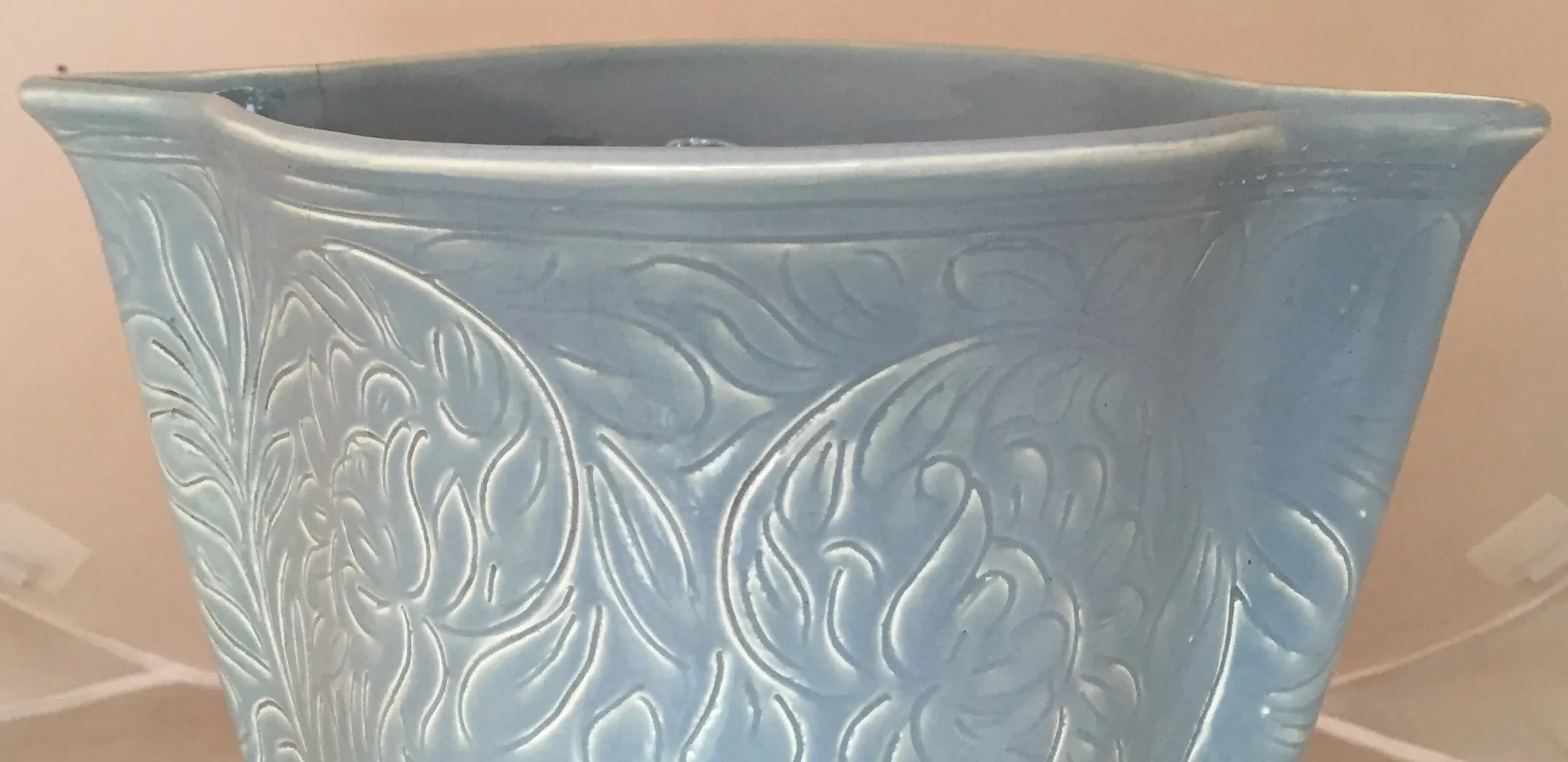 Vaso de cerâmica antiga de cor azul com design floral