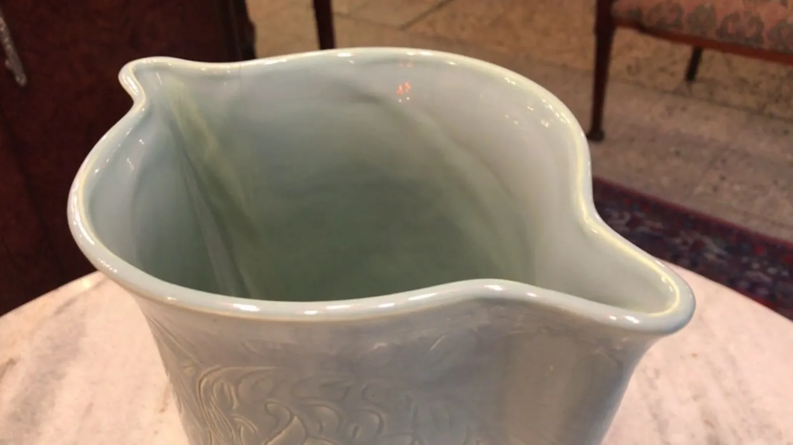 Antike Beswick-Keramik in hellblau mit markanter Kante.