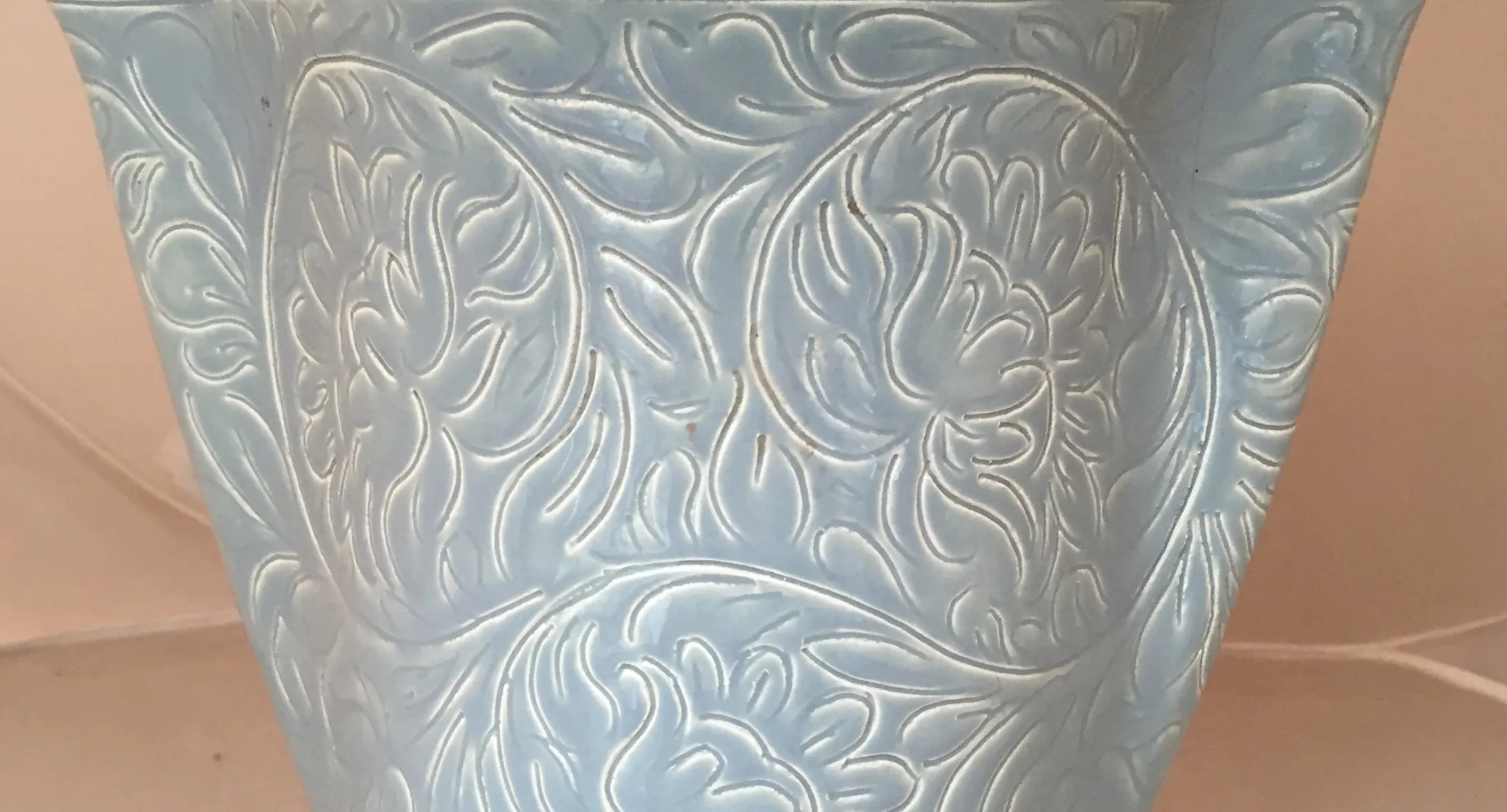 Vaso antigo de cerâmica azul com relevo.