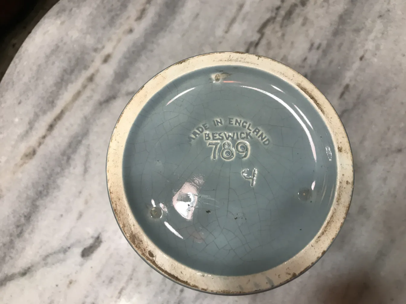 細かいディテールと亀裂のある古い陶器の基盤。