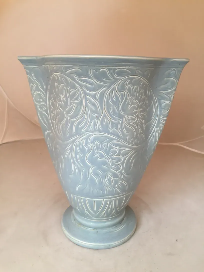 Antigua cerámica Beswick con diseño floral detallado.
