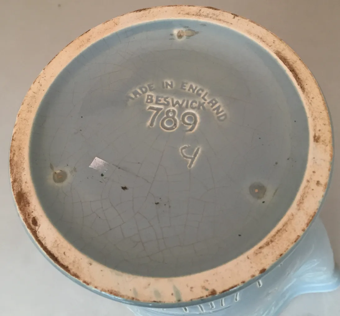 Detalle de la base de una cerámica antigua Beswick con firma.
