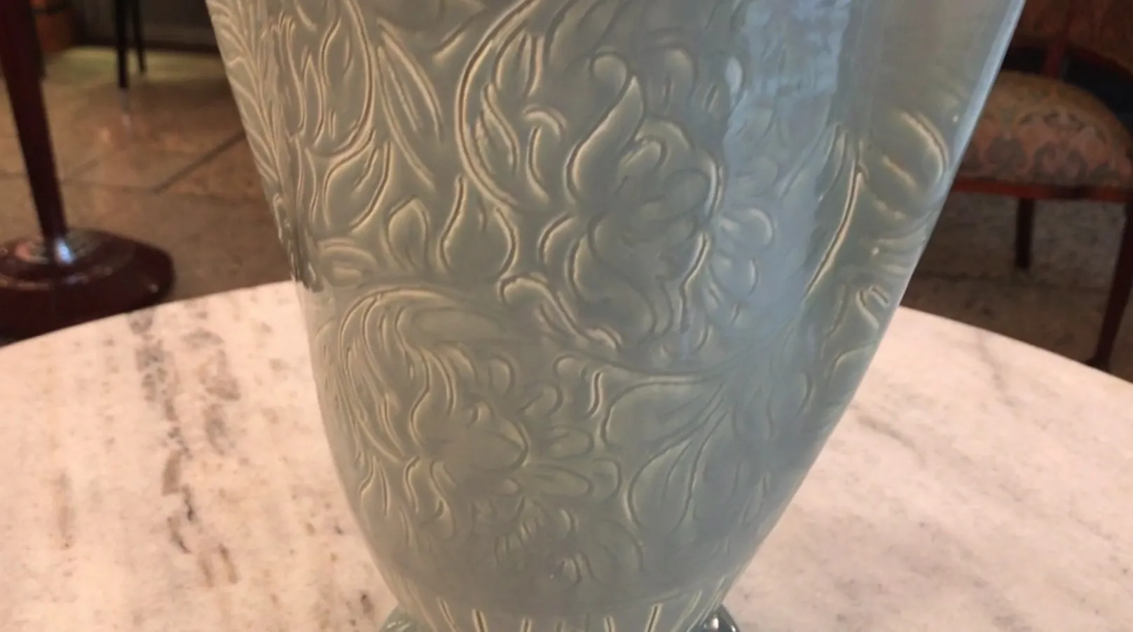 Antike Keramikvase mit reliefiertem Design in hellblau