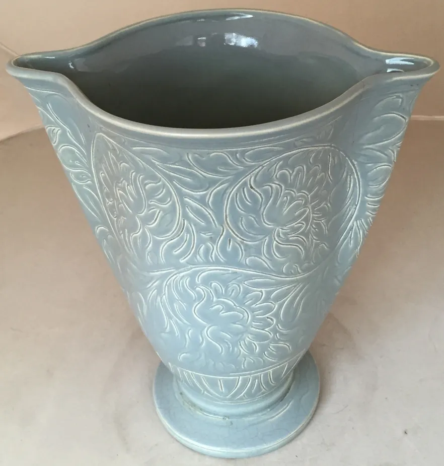 Vaso antico Beswick con design floreale in rilievo, colore blu chiaro.