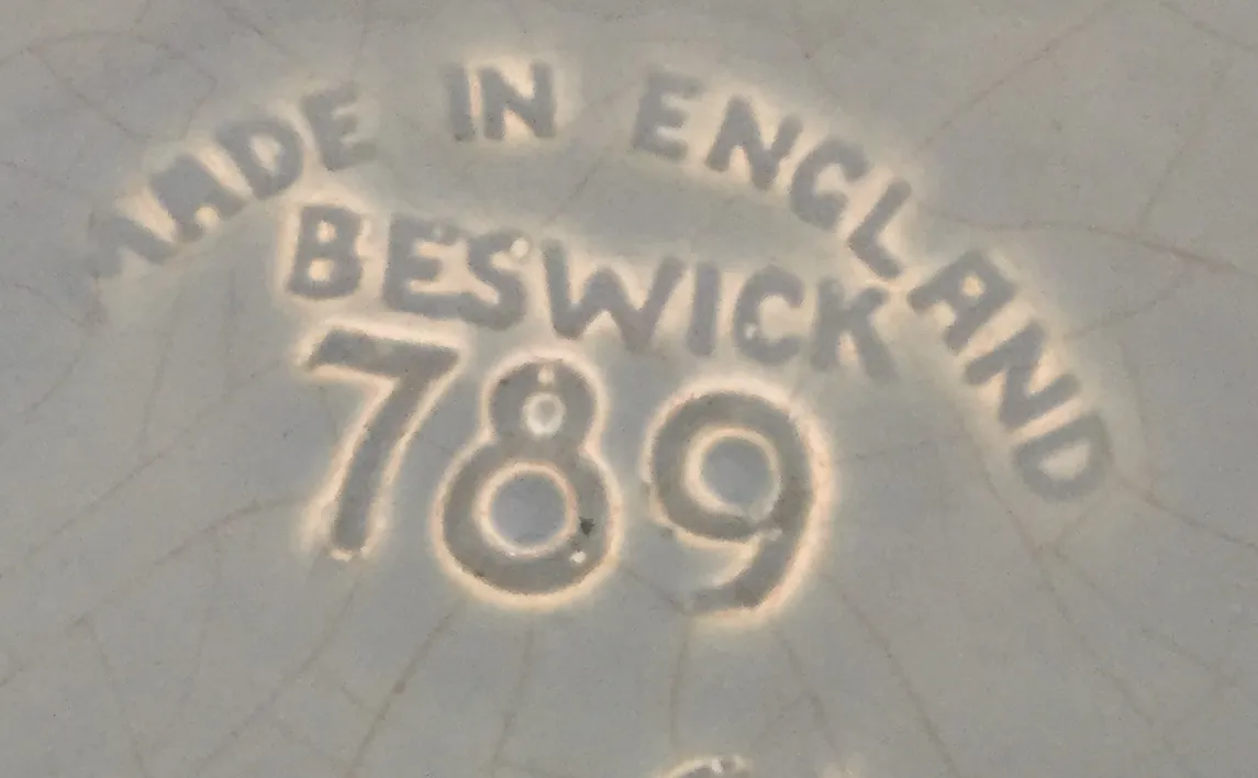 Ceramica antica di Beswick con marchi visibili.