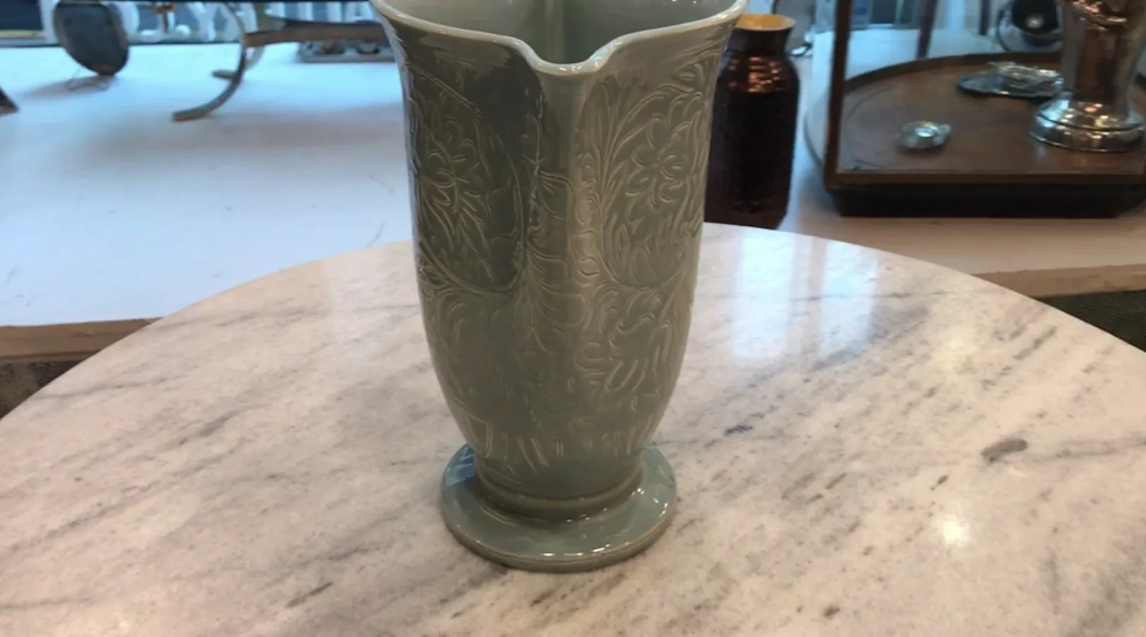 Vaso antico in ceramica decorato di colore verde chiaro