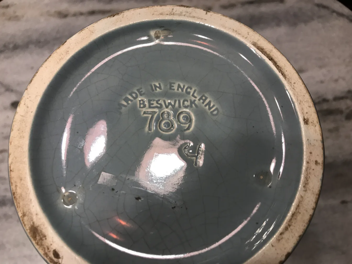 베스윅 새겨진 고대 세라믹의 바닥, 파란색.