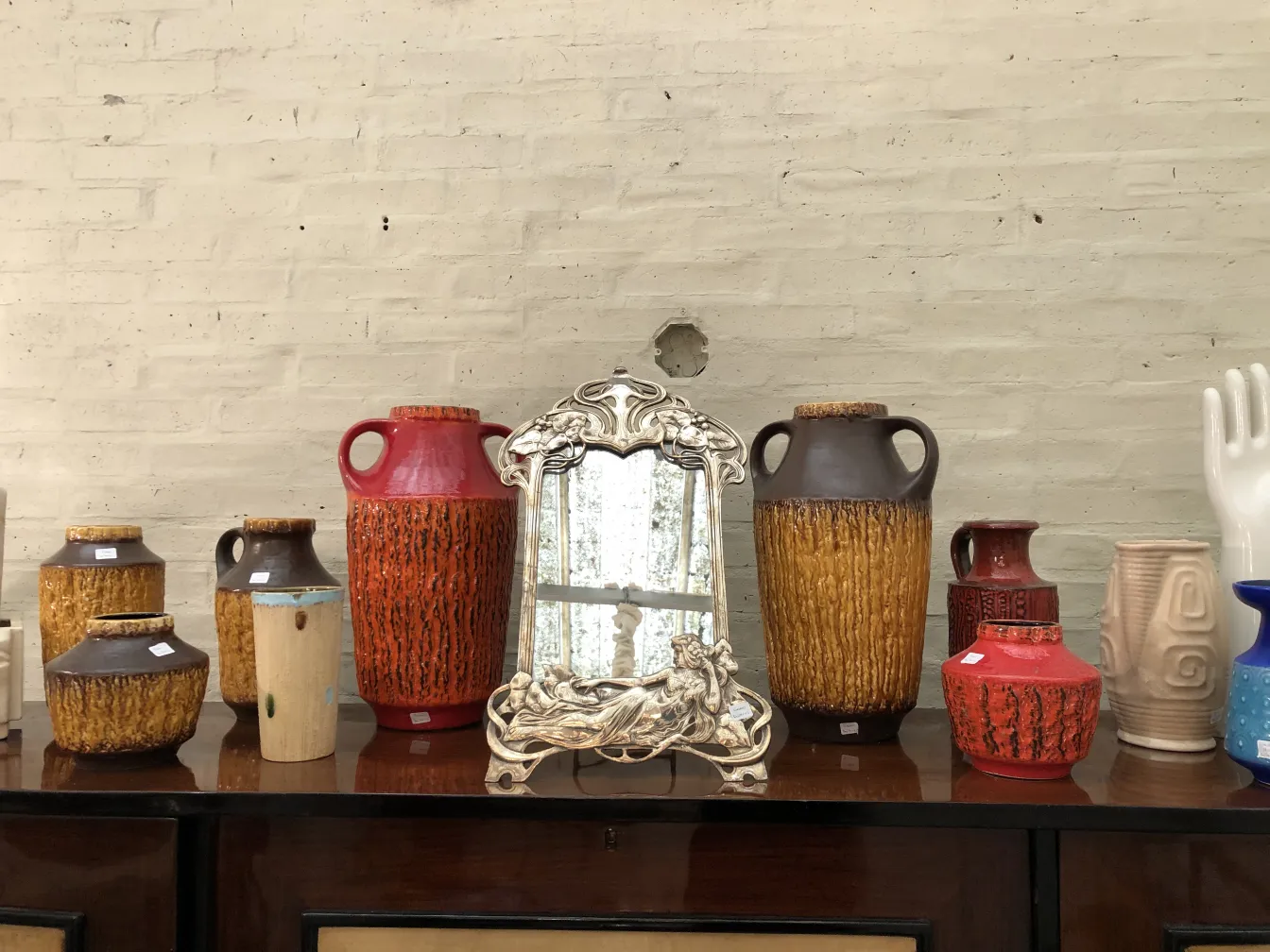 Collezione di pezzi di ceramica antica colorata in un ambiente vintage.