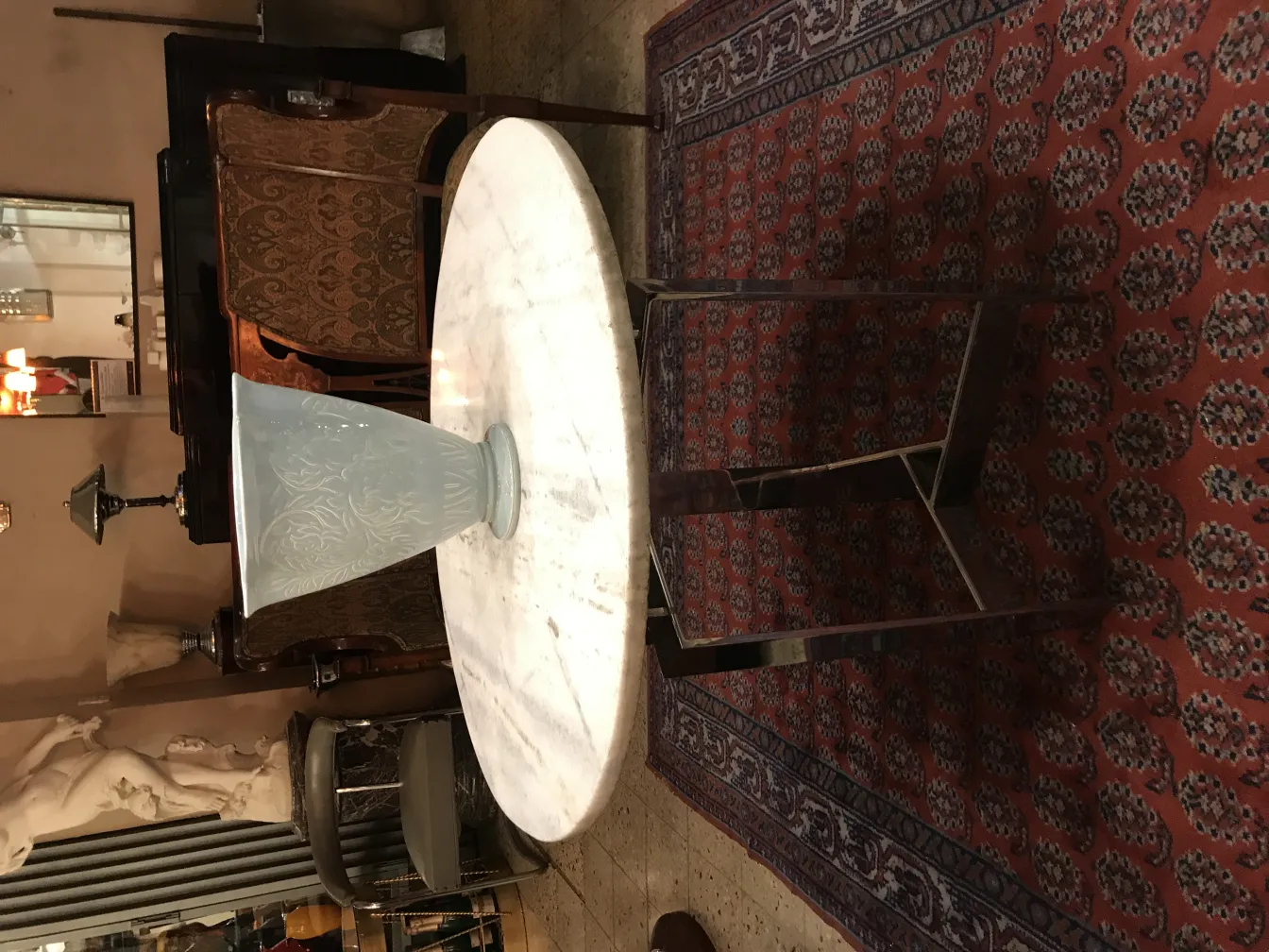 Vaso de cerâmica antiga com detalhes decorativos em um ambiente vintage.