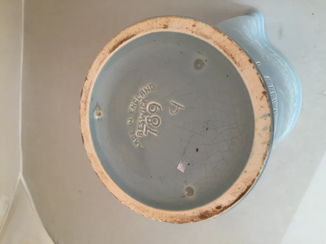 Plato de cerámica azul antiguo con marcas de fabricación.