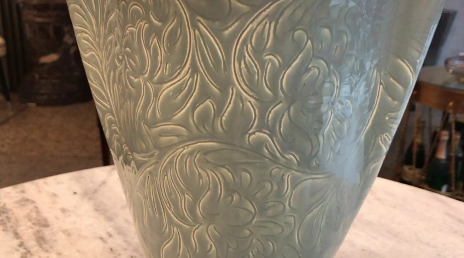 ز vase سيراميك قديم مزخرف بتصميم زهري دقيق.