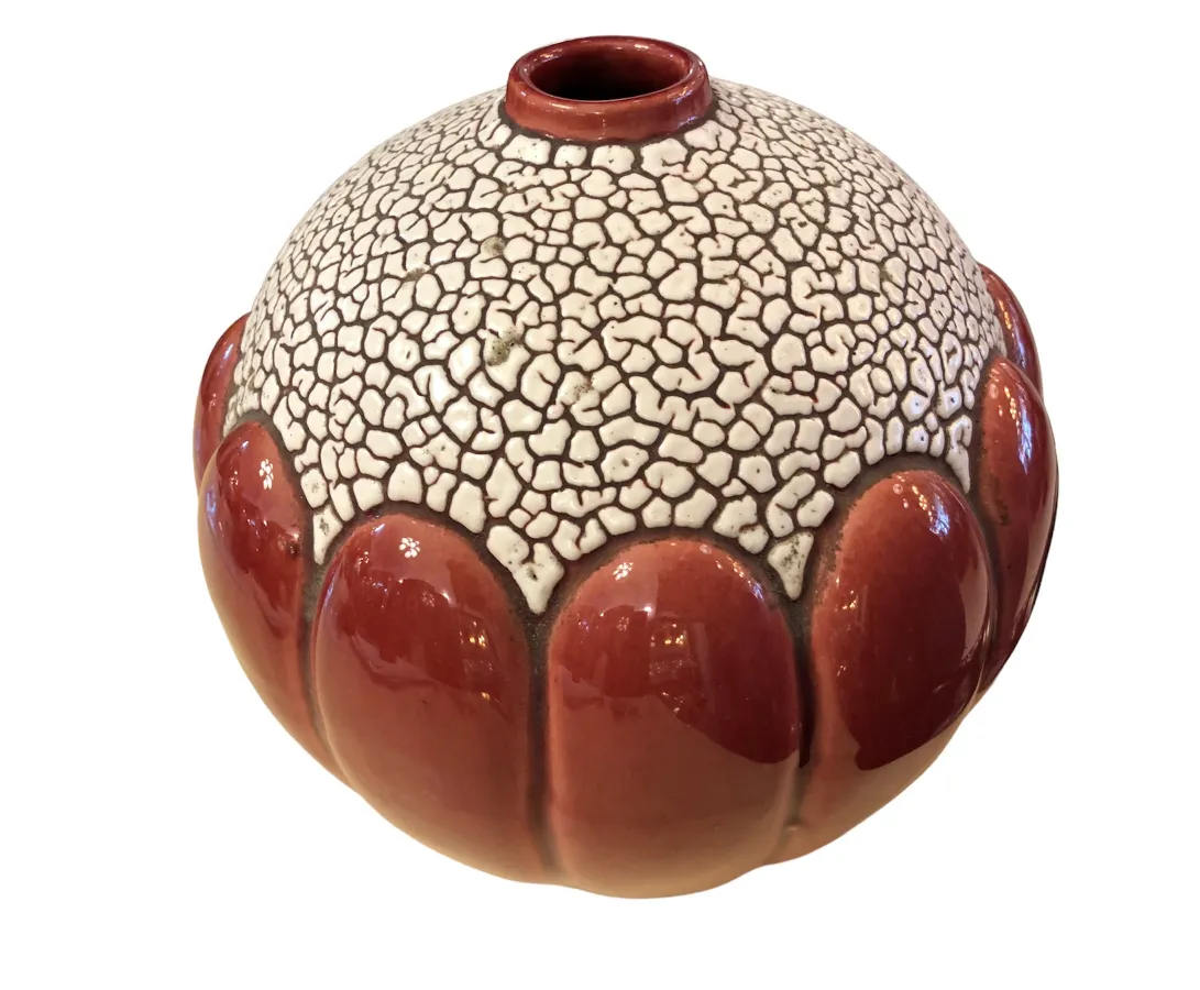 Vaso rosso antico in ceramica con texture