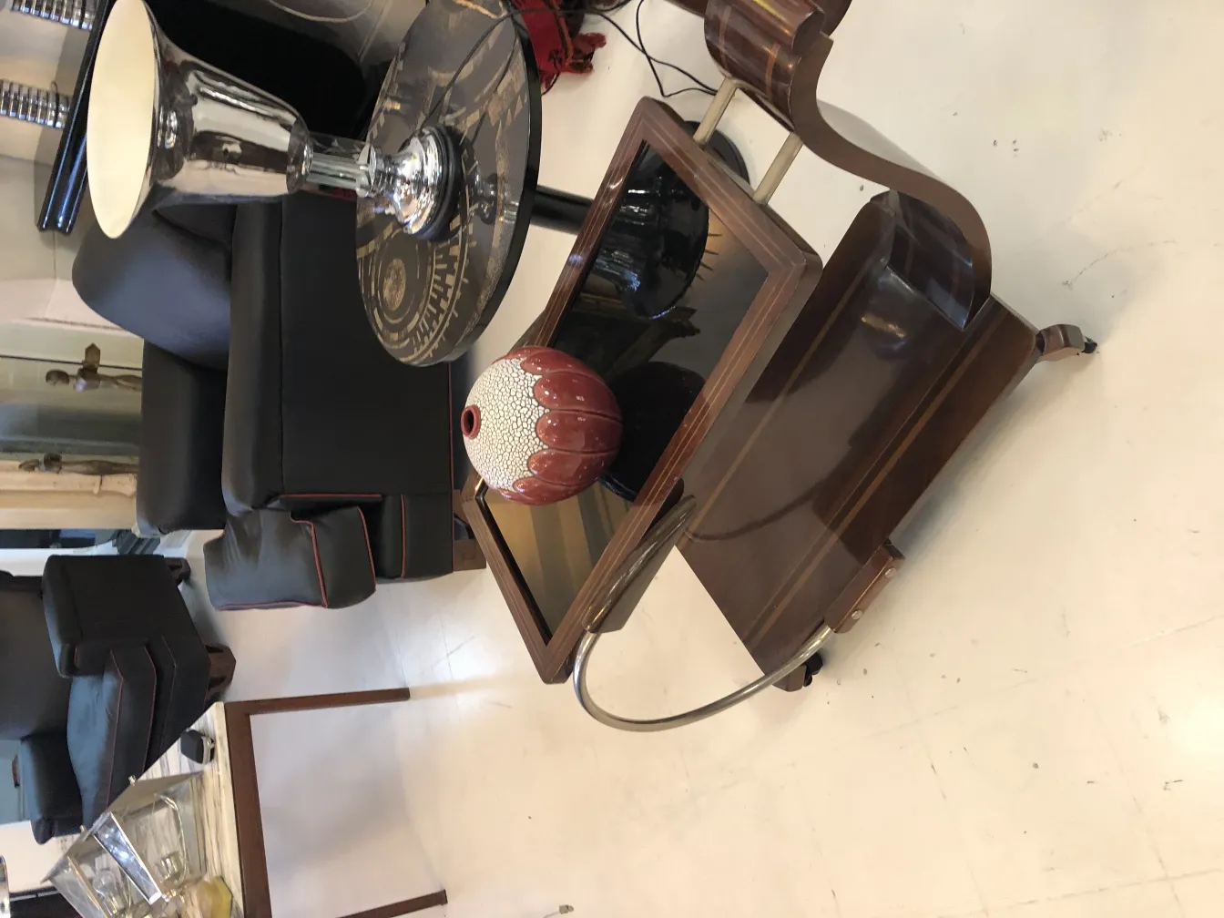 Céramique décorative rouge et blanche avec des détails uniques dans un cadre ancien.