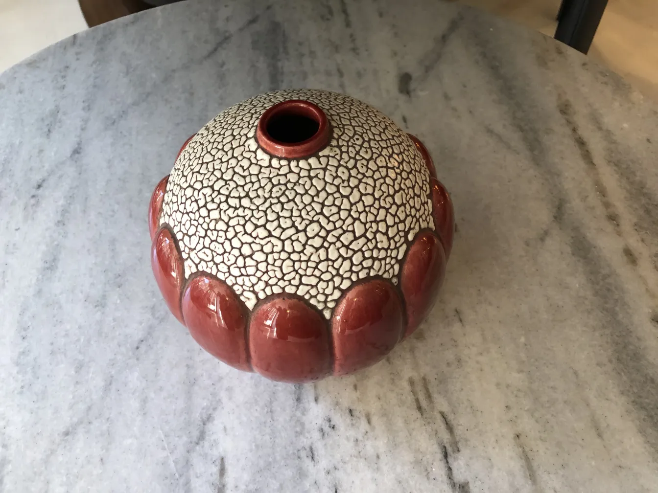 古代の陶器の表面に装飾的な詳細があります。