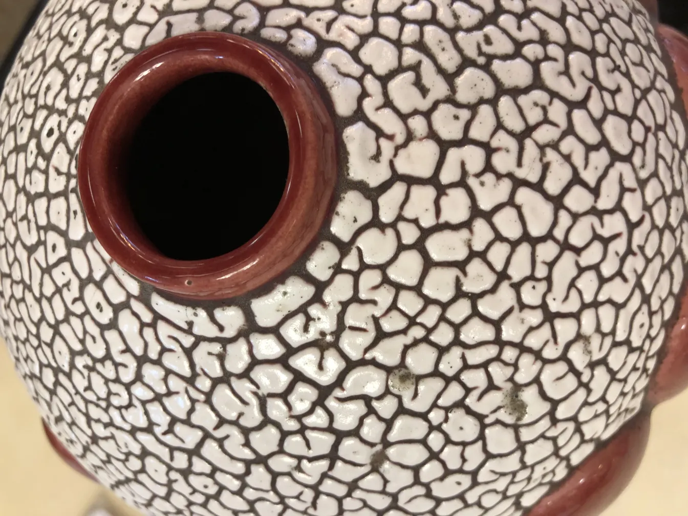 古代の陶器花瓶、ひび割れた質感と丸い開口部