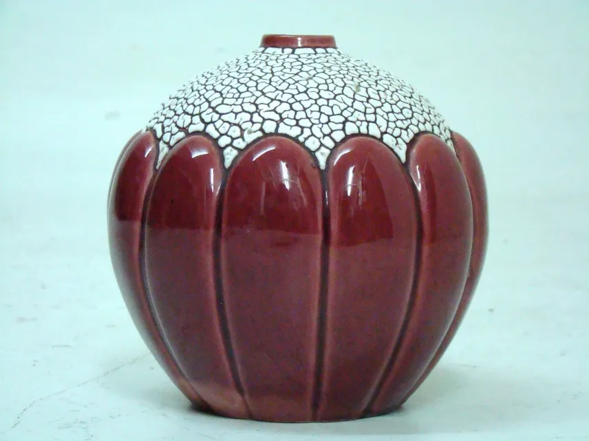 上部にひび割れたデザインの古い陶器の花瓶。