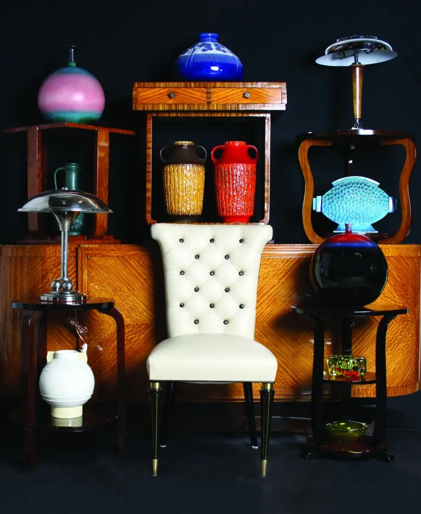 декоративная антикварная керамика с яркими цветами на элегантном фоне