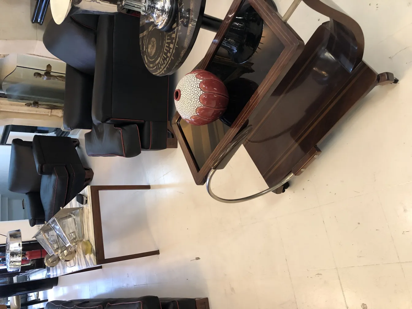 Vaso de cerâmica antiga, decorações coloridas, ambiente elegante