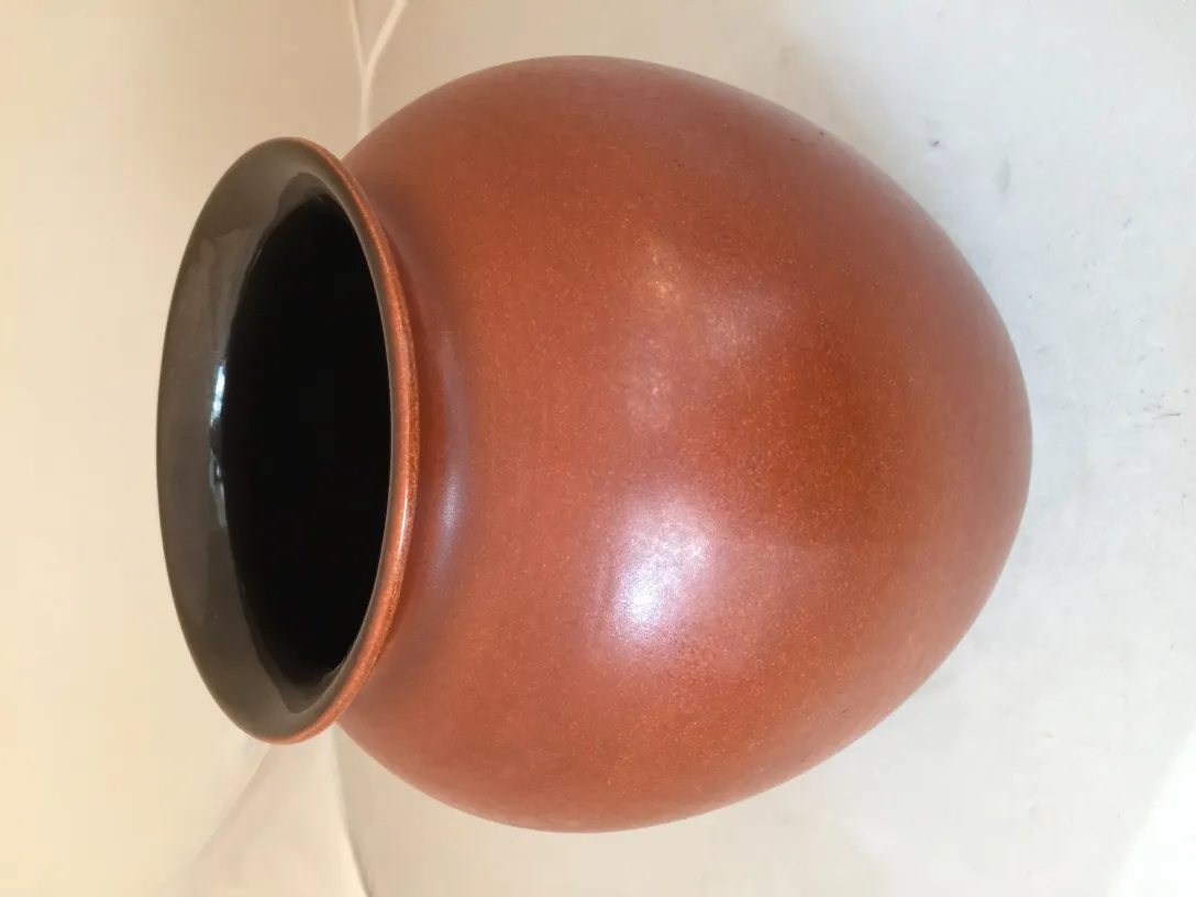 Vaso de cerámica ovalado antigo com acabamento suave