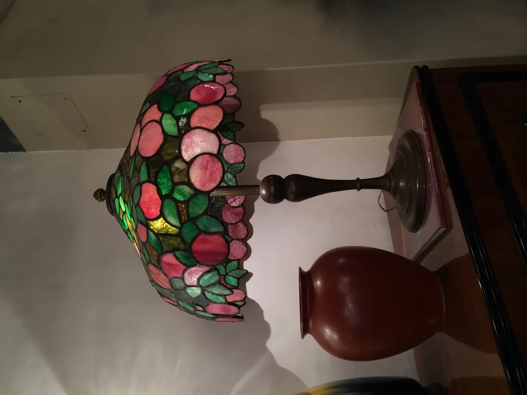 Lâmpada antiga de cerâmica com vitrais coloridos e vaso