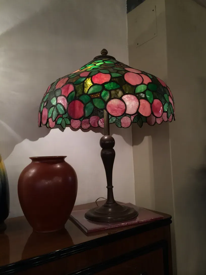 Lâmpada de cerâmica antiga com design floral colorido em um ambiente aconchegante