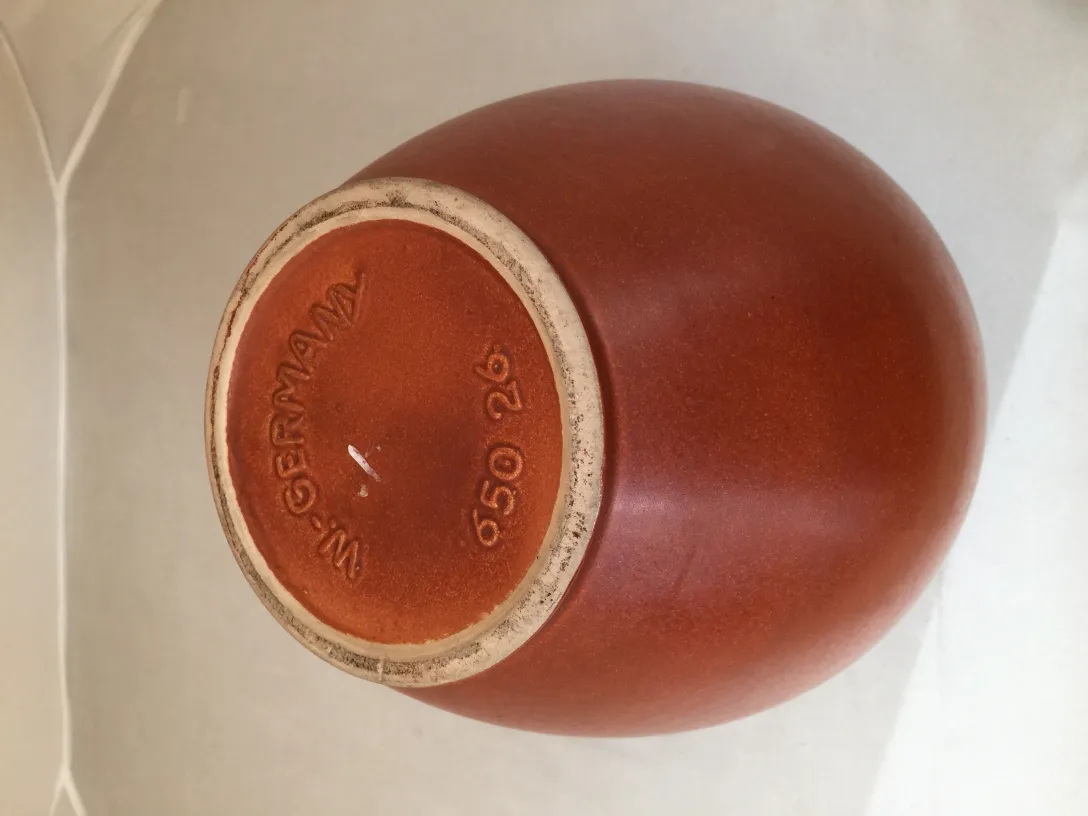 Vaso antico in ceramica terracotta con texture liscia