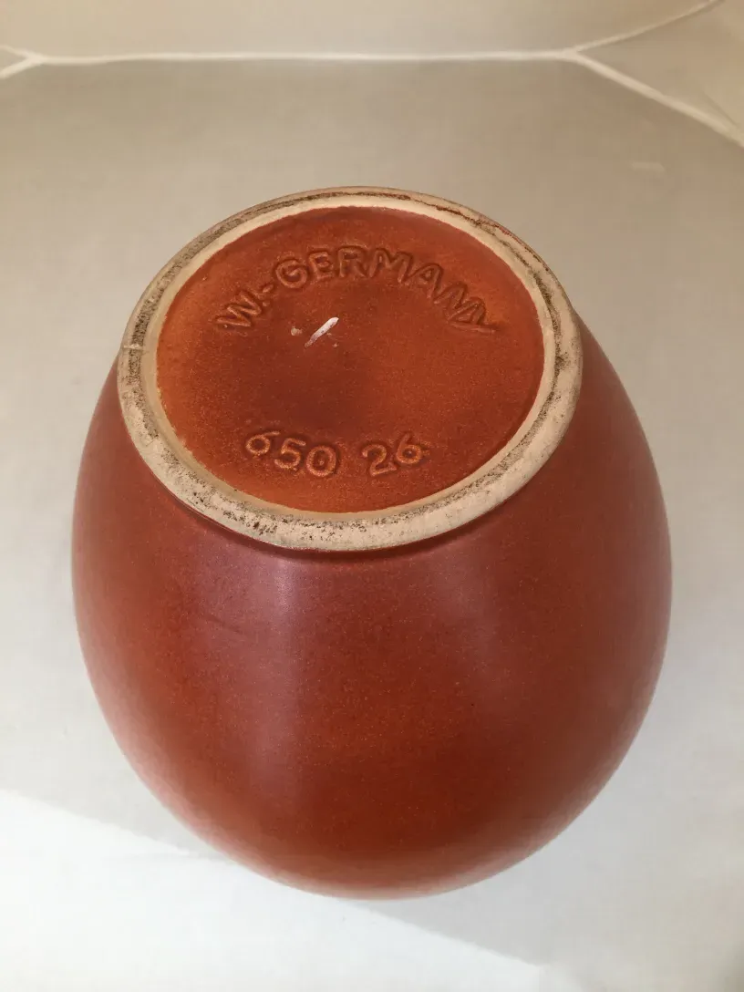 Vaso in ceramica terracotta con base chiara. Atmosfera antica.