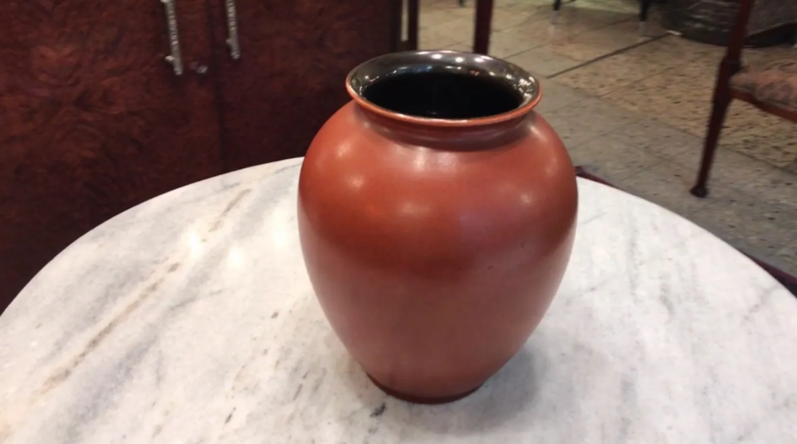古董陶瓷罐，陶土色，黑色边缘