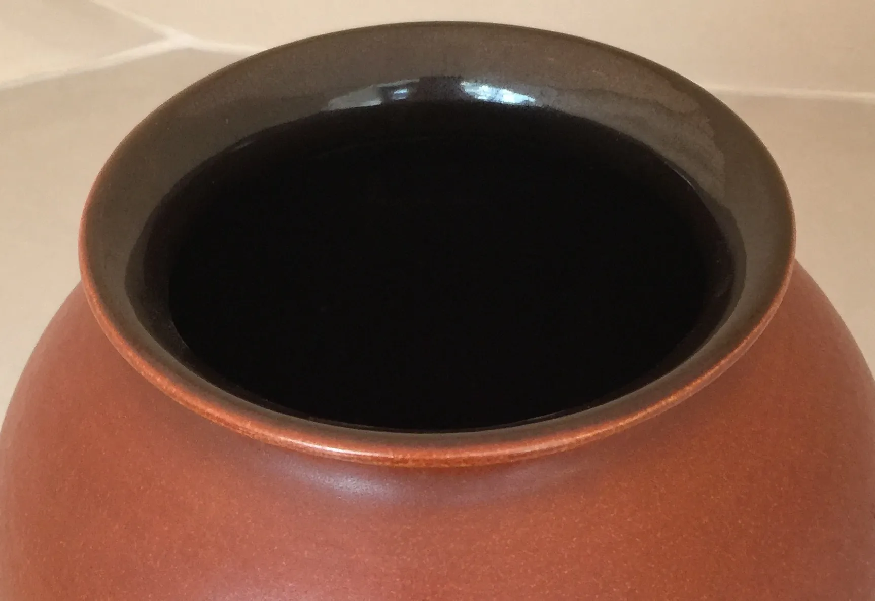 Античная керамика Scheurich с черным краем и терракотовым цветом.