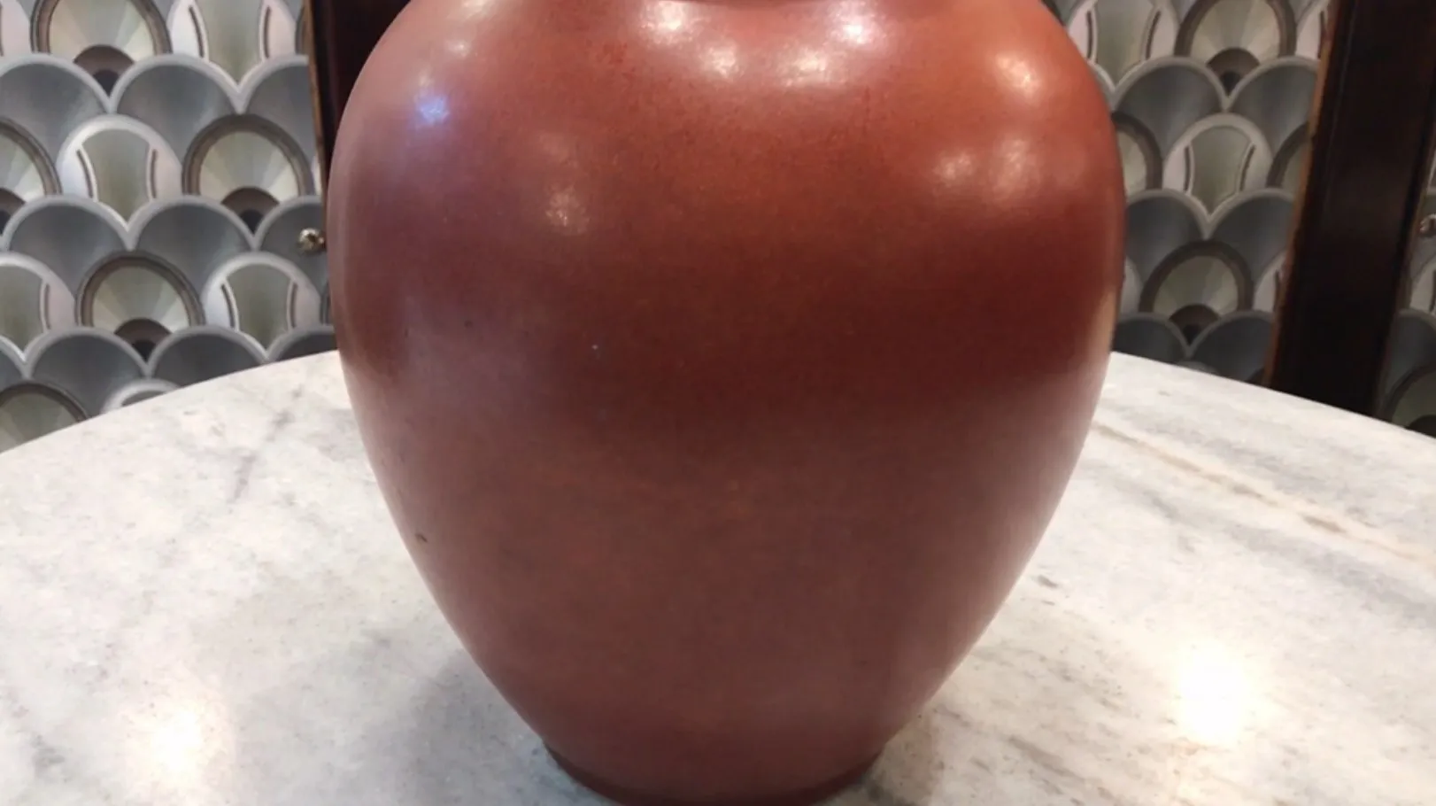 Bella ceramica rossa antica su un tavolo