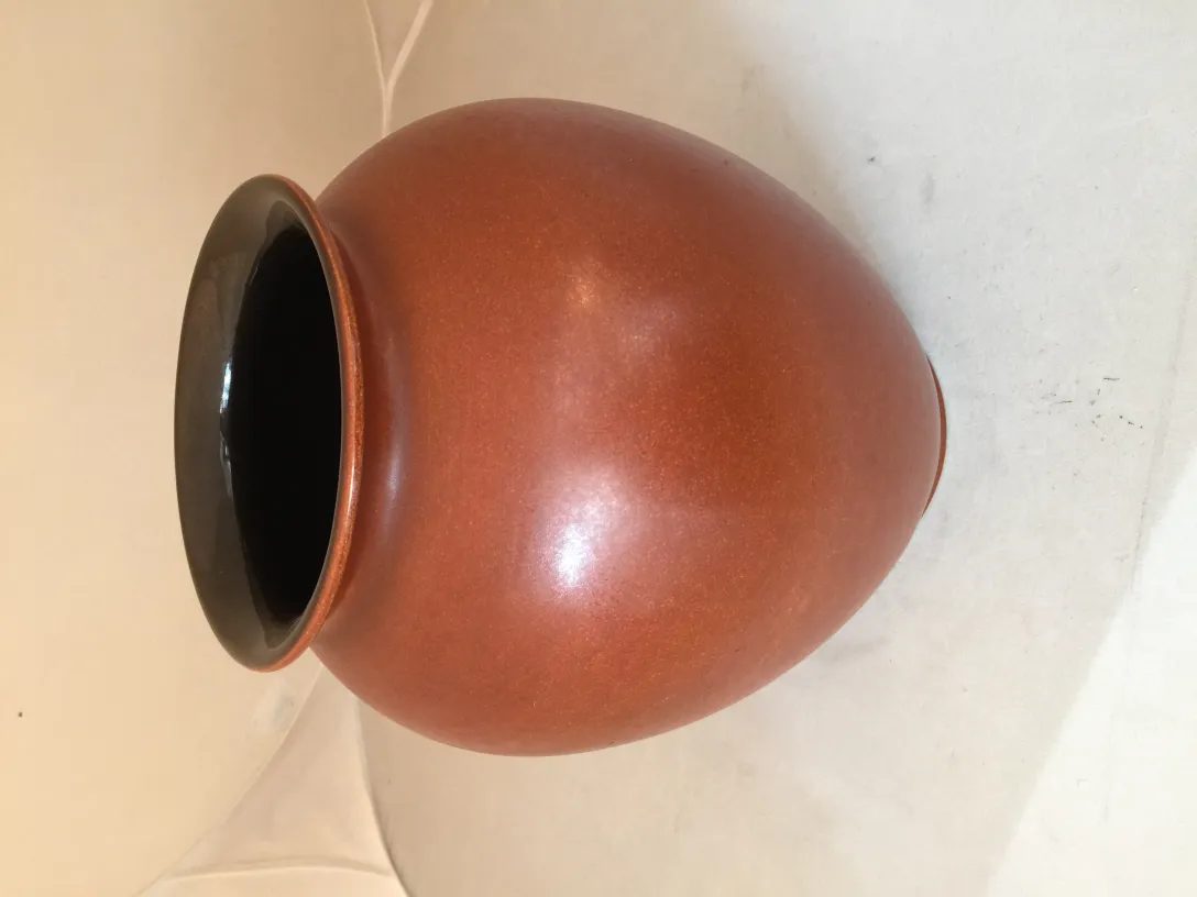 Vaso antigo de cerâmica marrom com borda preta.