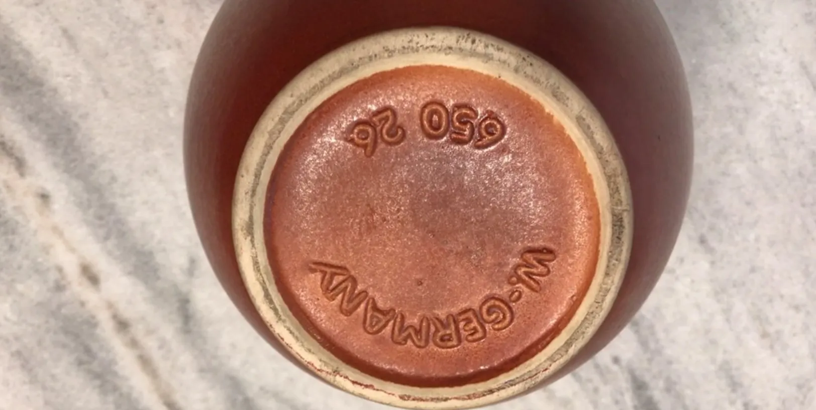 Antica ceramica fatta a mano con un design rustico unico, vista dal basso.