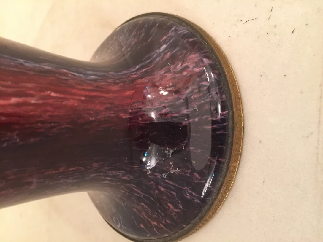 Боковой вид старинной керамики с абстрактными цветами