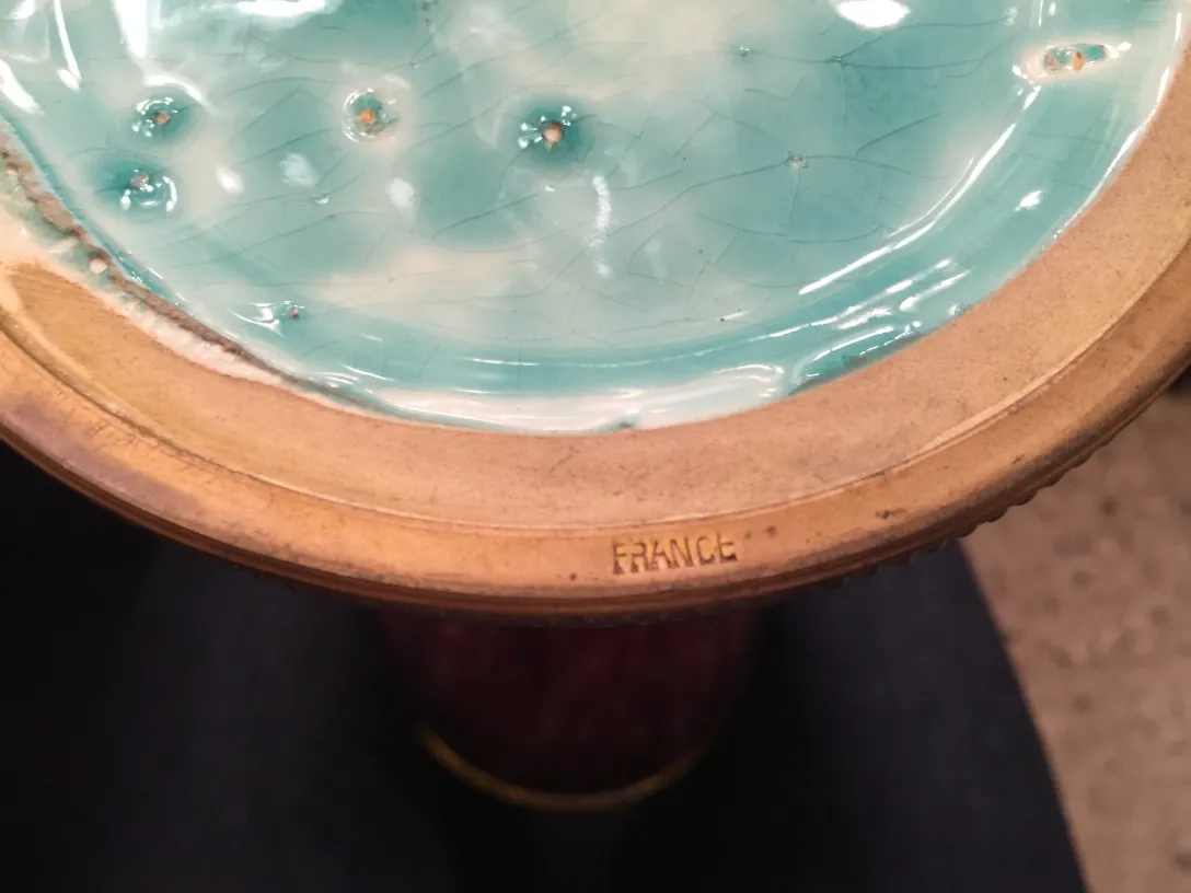 Antike Keramik mit hellblauer Dekoration, französischer Stil