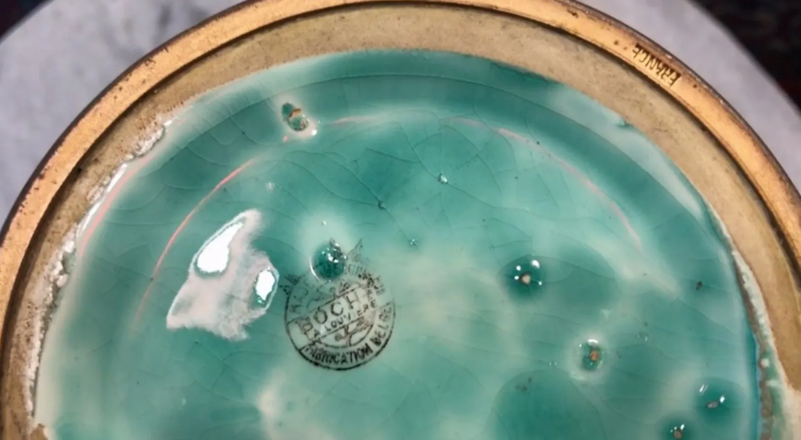 目立つ印のある古い青い陶器の皿