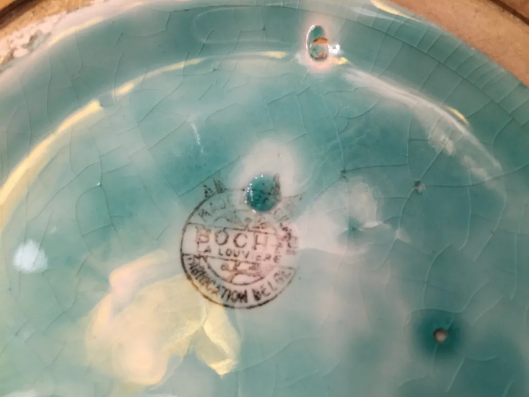 古董蓝色釉面陶瓷盘，有细节装饰。