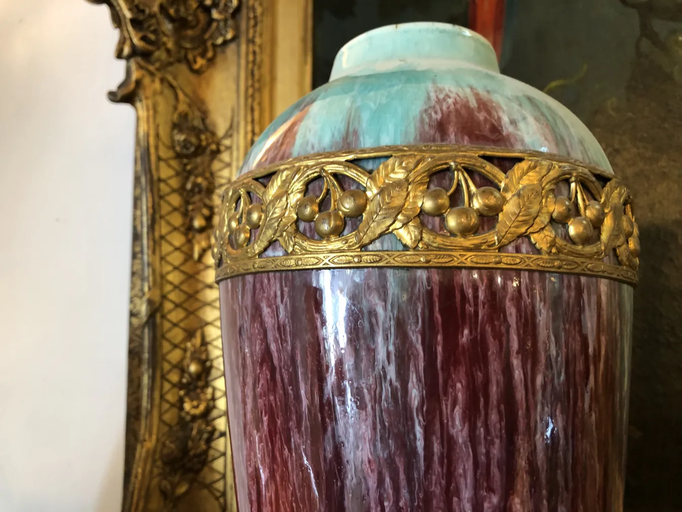 Vase ancien en céramique avec des détails dorés, fond décoratif.