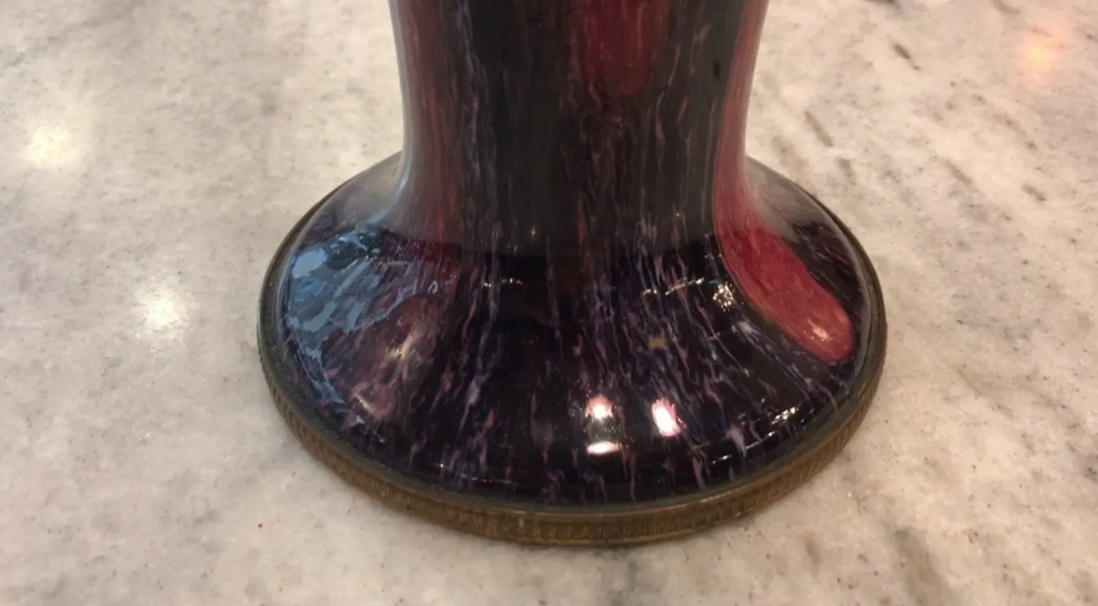 قاعدة من السيراميك القديم مع ظلال بنفسجية وحمراء، أنيقة