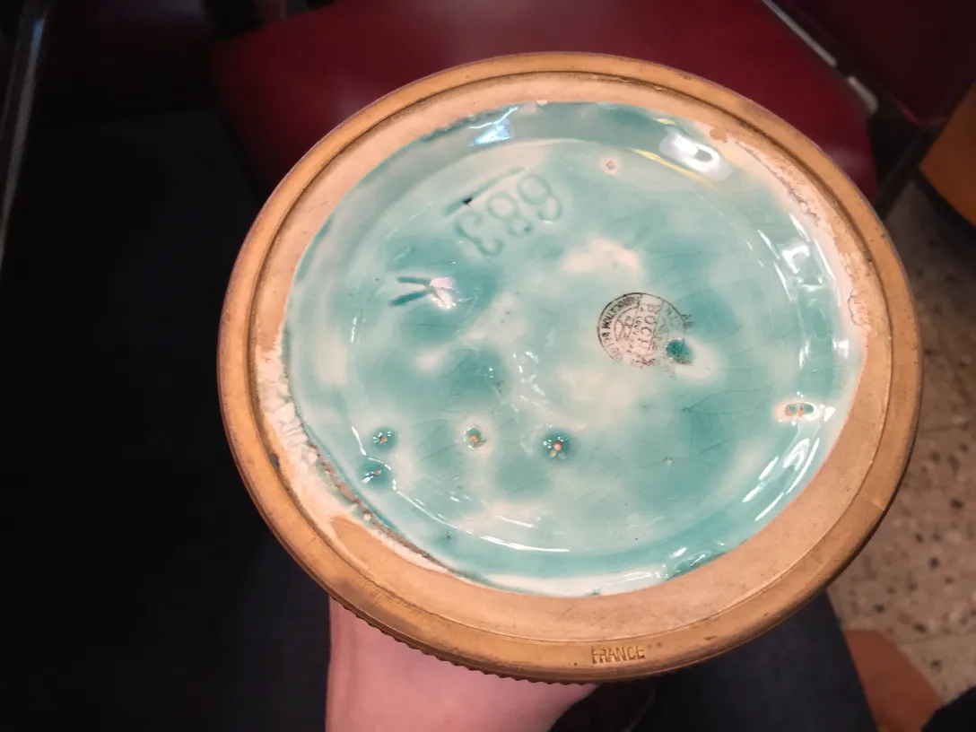 도장 있는 고대 도예의 내부 보기-연한 파란색