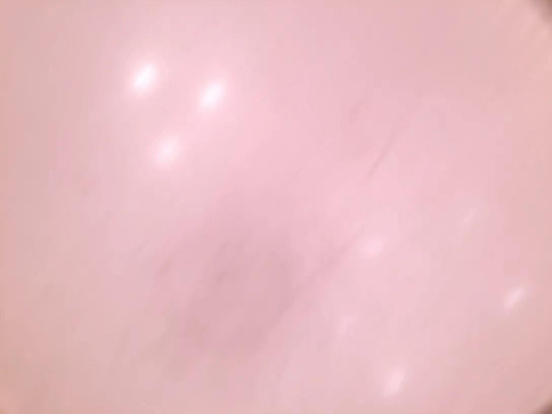 سيراميك قديم بتشطيب ناعم وتفاصيل دقيقة.